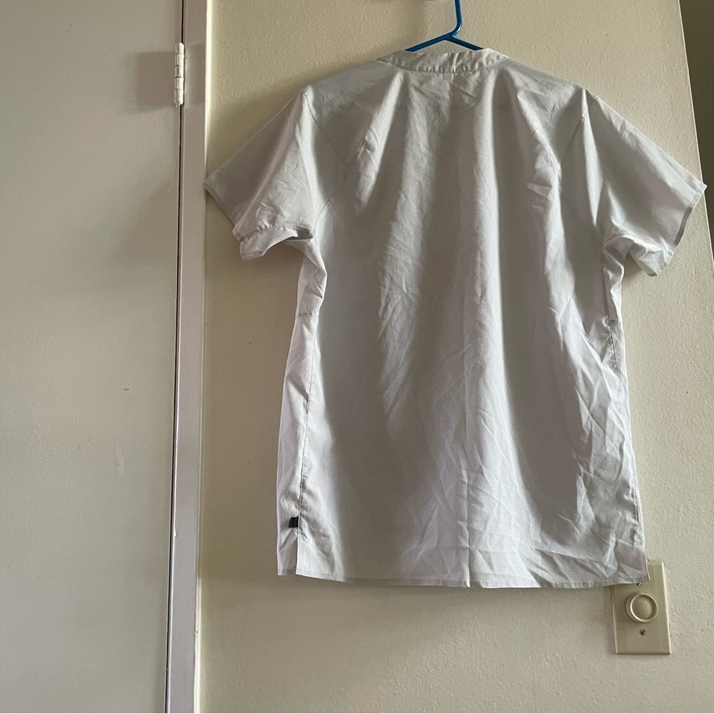Lululemon Classic White Men's Shirt size large silver color